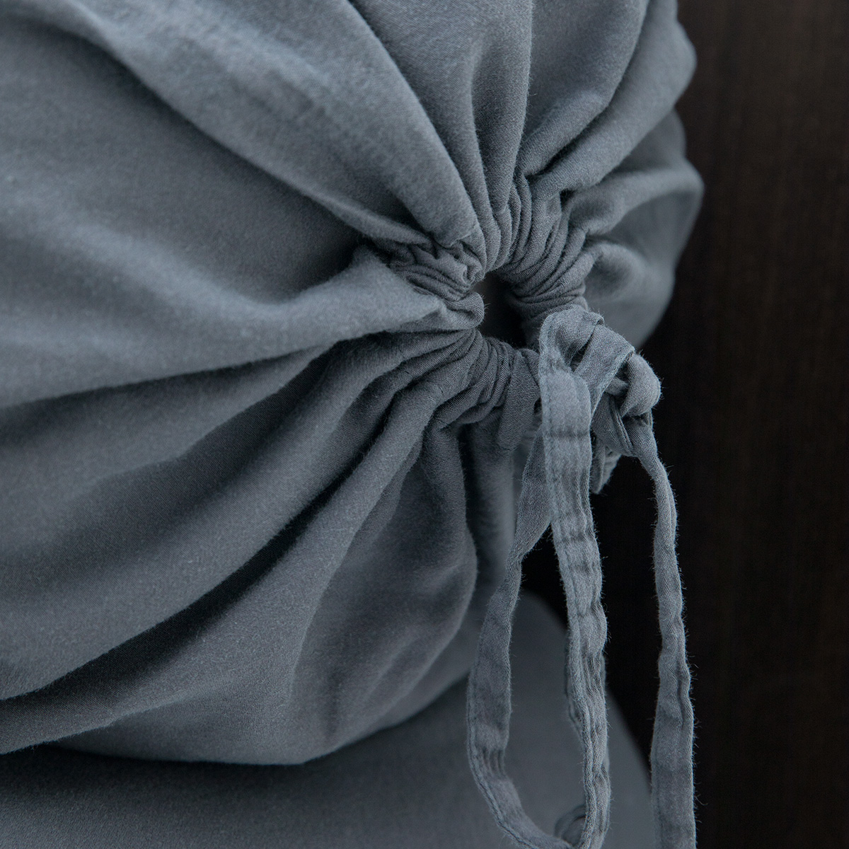 MrsMe bedlinnen neckrollcover Stilo Steelgrey 1200x1200 detail 2